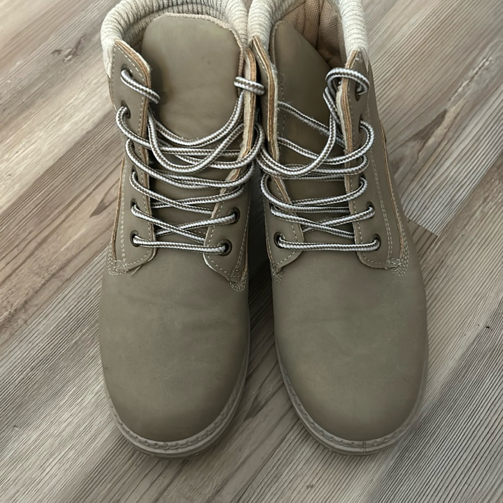 Tan hiking boots. Size 7 
Like new, used twice